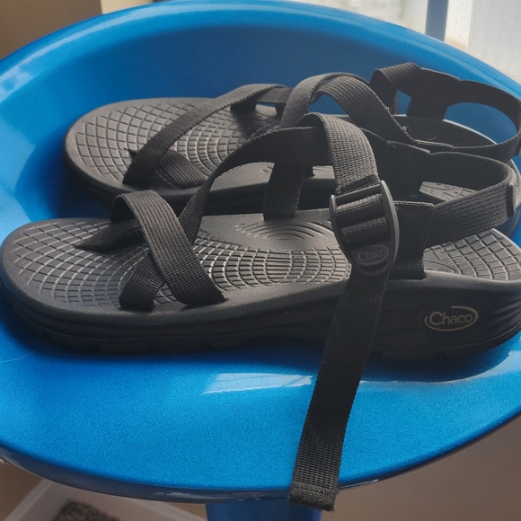 Mens size 11 chacos